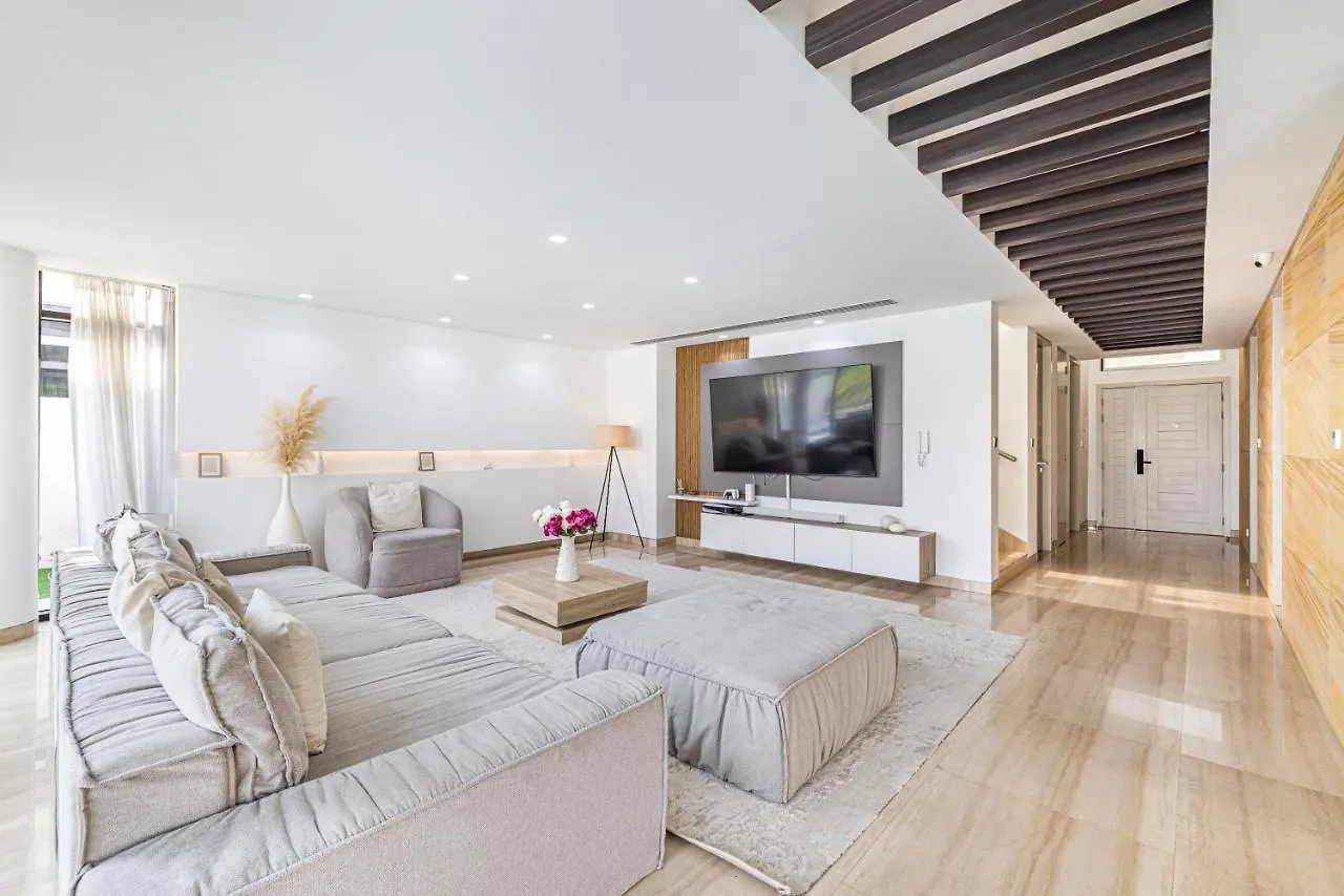 Apartment Daniels 5Br Villa With Private Pool At Damac Hills Dubai